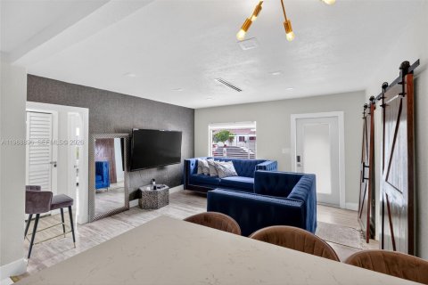 Casa en venta en Miami, Florida, 5 dormitorios, 132.48 m2 № 2030789 - foto 12