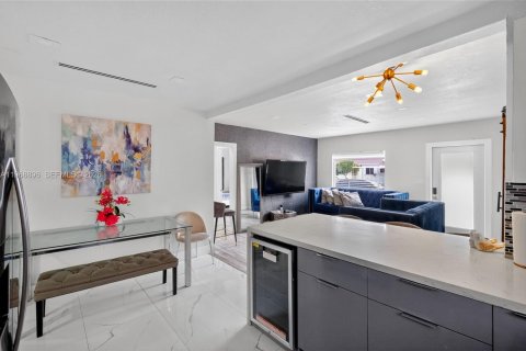Casa en venta en Miami, Florida, 5 dormitorios, 132.48 m2 № 2030789 - foto 6