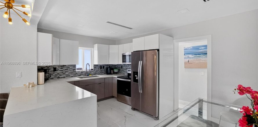 Casa en Miami, Florida 5 dormitorios, 132.48 m2 № 2030789