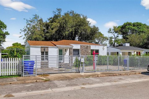 Casa en venta en Miami, Florida, 5 dormitorios, 132.48 m2 № 2030789 - foto 2