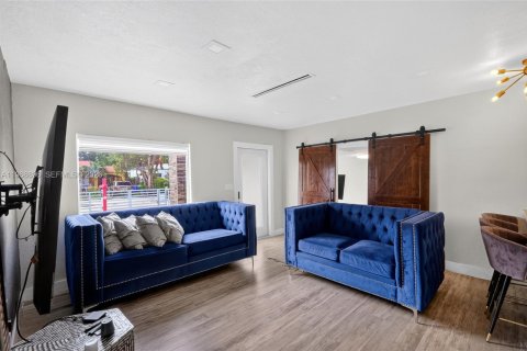 Casa en venta en Miami, Florida, 5 dormitorios, 132.48 m2 № 2030789 - foto 13