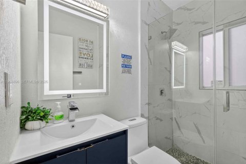 Casa en venta en Miami, Florida, 5 dormitorios, 132.48 m2 № 2030789 - foto 23