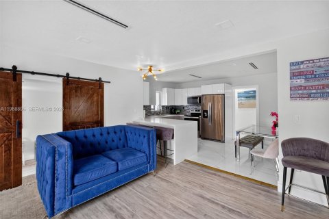 Casa en venta en Miami, Florida, 5 dormitorios, 132.48 m2 № 2030789 - foto 11