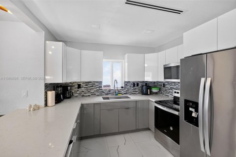 Casa en venta en Miami, Florida, 5 dormitorios, 132.48 m2 № 2030789 - foto 7