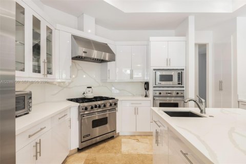 House in South Miami, Florida 6 bedrooms, 389.91 sq.m. № 2401289 - photo 27