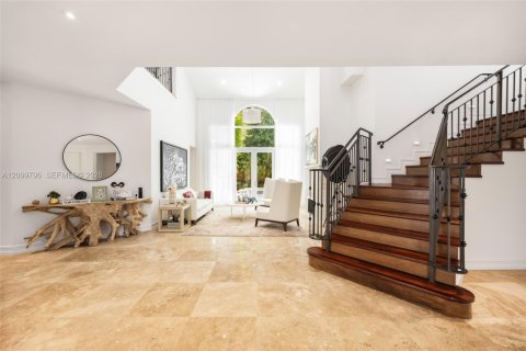 House in South Miami, Florida 6 bedrooms, 389.91 sq.m. № 2401289 - photo 24