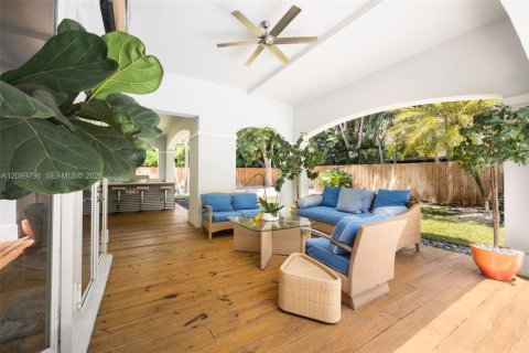 House in South Miami, Florida 6 bedrooms, 389.91 sq.m. № 2401289 - photo 13