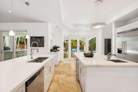 House in South Miami, Florida 6 bedrooms, 389.91 sq.m. № 2401289 - photo 28