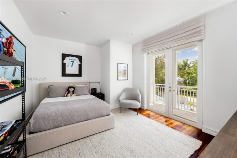 House in South Miami, Florida 6 bedrooms, 389.91 sq.m. № 2401289 - photo 10