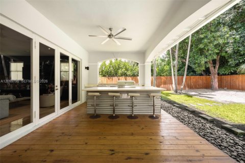House in South Miami, Florida 6 bedrooms, 389.91 sq.m. № 2401289 - photo 12