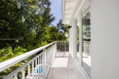 House in South Miami, Florida 6 bedrooms, 389.91 sq.m. № 2401289 - photo 8