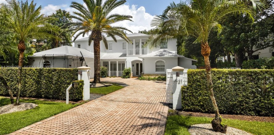 House in South Miami, Florida 6 bedrooms, 389.91 sq.m. № 2401289