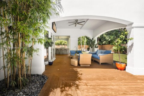 House in South Miami, Florida 6 bedrooms, 389.91 sq.m. № 2401289 - photo 14