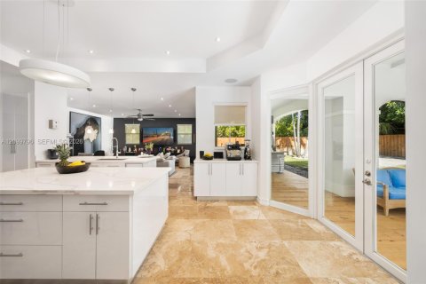 House in South Miami, Florida 6 bedrooms, 389.91 sq.m. № 2401289 - photo 2