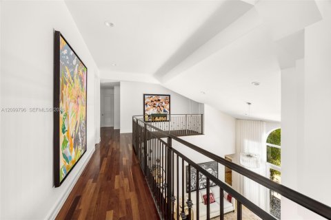 House in South Miami, Florida 6 bedrooms, 389.91 sq.m. № 2401289 - photo 5