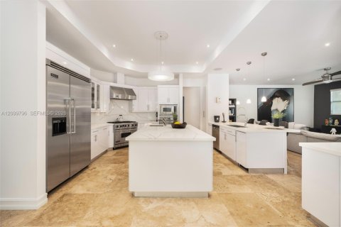 House in South Miami, Florida 6 bedrooms, 389.91 sq.m. № 2401289 - photo 26