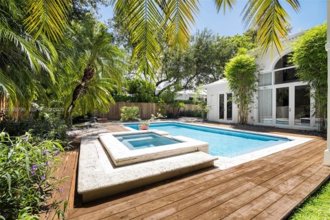 House in South Miami, Florida 6 bedrooms, 389.91 sq.m. № 2401289 - photo 18