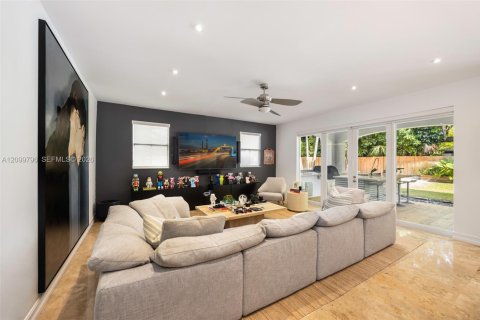 House in South Miami, Florida 6 bedrooms, 389.91 sq.m. № 2401289 - photo 3