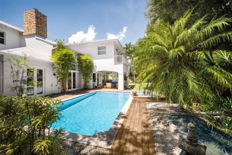 House in South Miami, Florida 6 bedrooms, 389.91 sq.m. № 2401289 - photo 16