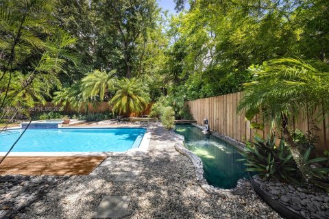 House in South Miami, Florida 6 bedrooms, 389.91 sq.m. № 2401289 - photo 15