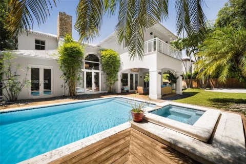 House in South Miami, Florida 6 bedrooms, 389.91 sq.m. № 2401289 - photo 17