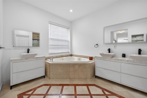 Casa en venta en Miramar, Florida, 4 dormitorios, 332.5 m2 № 2049127 - foto 29