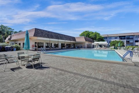 Condominio en venta en Tamarac, Florida, 2 dormitorios, 117.99 m2 № 1818099 - foto 13