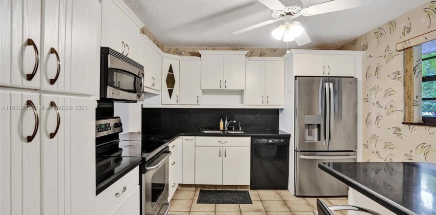 Condominio en Tamarac, Florida, 2 dormitorios  № 1818099