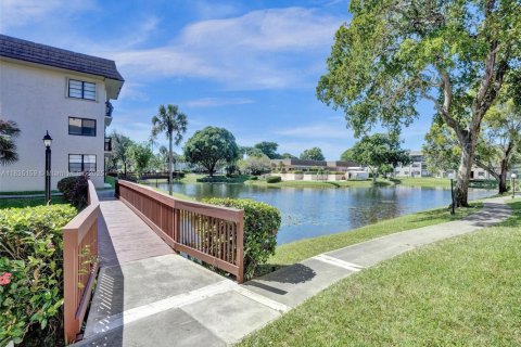 Condominio en venta en Tamarac, Florida, 2 dormitorios, 117.99 m2 № 1818099 - foto 14