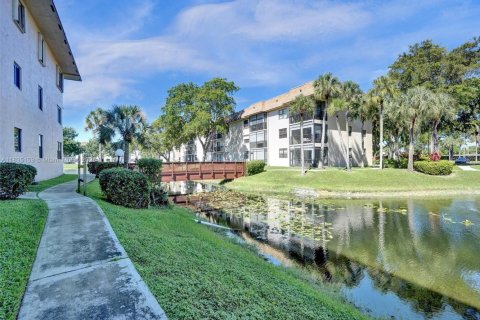 Condominio en venta en Tamarac, Florida, 2 dormitorios, 117.99 m2 № 1818099 - foto 12