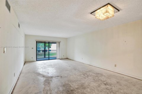Condominio en venta en Tamarac, Florida, 2 dormitorios, 117.99 m2 № 1818099 - foto 7