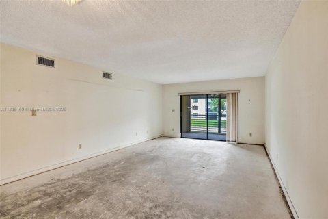 Condominio en venta en Tamarac, Florida, 2 dormitorios, 117.99 m2 № 1818099 - foto 8