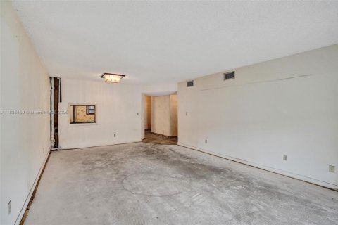 Condominio en venta en Tamarac, Florida, 2 dormitorios, 117.99 m2 № 1818099 - foto 9