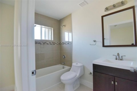 Villa ou maison à louer à Miami, Floride: 3 chambres, 183.11 m2 № 1976717 - photo 6