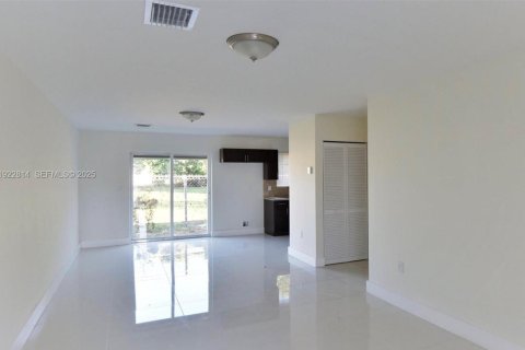 Villa ou maison à louer à Miami, Floride: 3 chambres, 183.11 m2 № 1976717 - photo 2