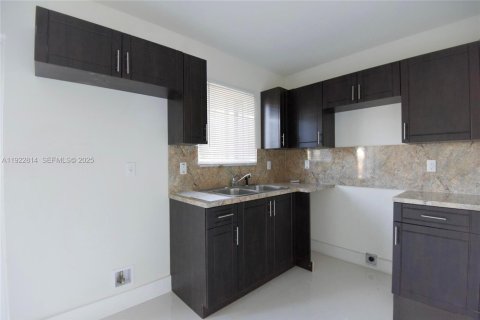 Villa ou maison à louer à Miami, Floride: 3 chambres, 183.11 m2 № 1976717 - photo 4