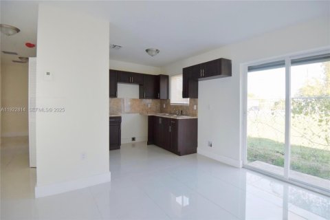 Villa ou maison à louer à Miami, Floride: 3 chambres, 183.11 m2 № 1976717 - photo 3