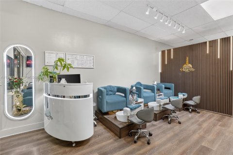 Propiedad comercial en venta en Miami, Florida № 2029327 - foto 2