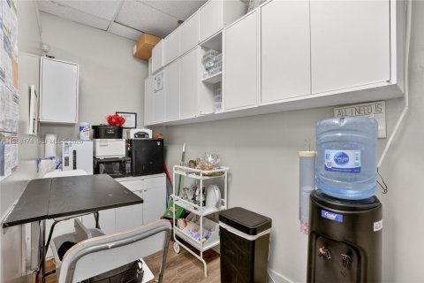 Propiedad comercial en venta en Miami, Florida № 2029327 - foto 9