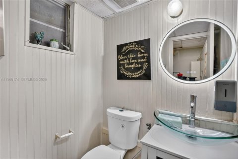 Propiedad comercial en venta en Miami, Florida № 2029327 - foto 10