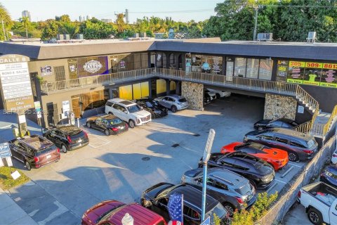 Propiedad comercial en venta en Miami, Florida № 2029327 - foto 11