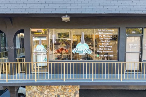 Propiedad comercial en venta en Miami, Florida № 2029327 - foto 12