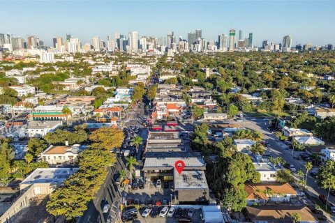 Propiedad comercial en venta en Miami, Florida № 2029327 - foto 13