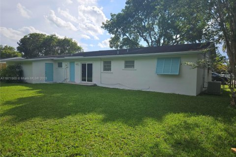 House in Homestead, Florida 4 bedrooms, 125.14 sq.m. № 2013591 - photo 5
