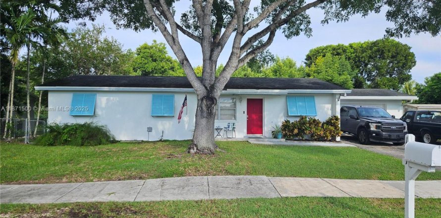 House in Homestead, Florida 4 bedrooms, 125.14 sq.m. № 2013591