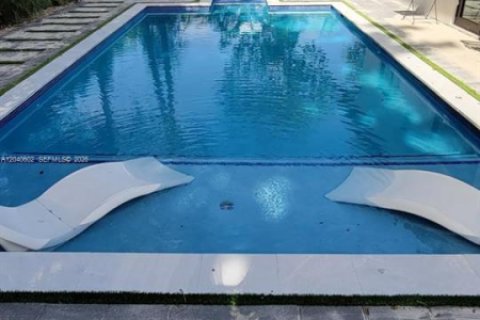 House in South Miami, Florida 5 bedrooms, 186.55 sq.m. № 2087888 - photo 3
