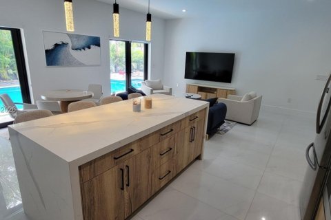 House in South Miami, Florida 5 bedrooms, 186.55 sq.m. № 2087888
