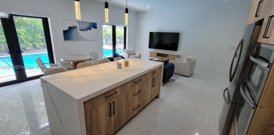 House in South Miami, Florida 5 bedrooms, 186.55 sq.m. № 2087888