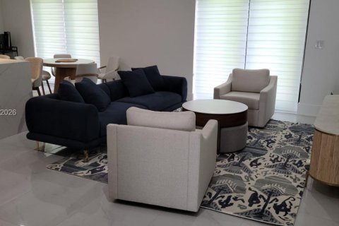 House in South Miami, Florida 5 bedrooms, 186.55 sq.m. № 2087888 - photo 4