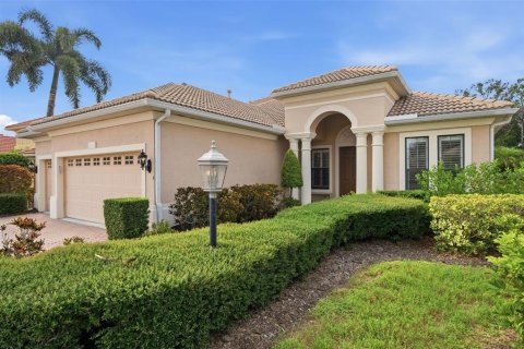House in Bradenton, Florida 3 bedrooms, 296.08 sq.m. № 2220334